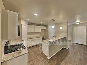 210 St Charles Way in Midwest City, OK - Building Photo - Building Photo