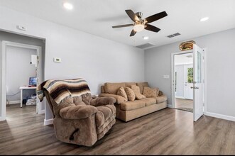 9413 Clinton Dr in Houston, TX - Foto de edificio - Building Photo