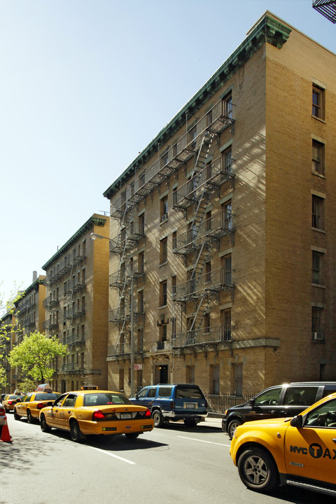 410 E 65th St in New York, NY - Building Photo