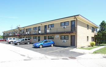 King Arthur Apartments in Northlake, IL - Building Photo - Building Photo