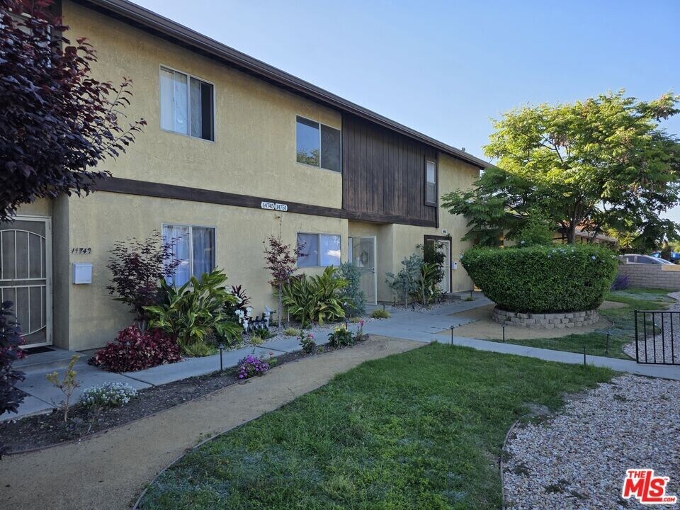 14747 Woodruff Ave in Bellflower, CA - Building Photo