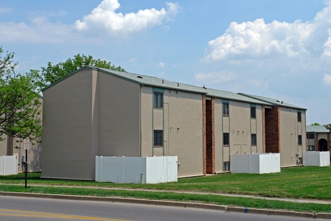 Landmark Village in Fairborn, OH - Foto de edificio - Building Photo