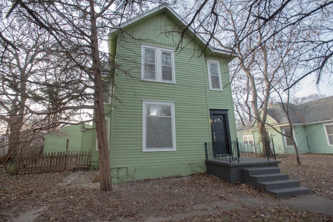 1185 SW Macvicar Ave in Topeka, KS - Foto de edificio - Building Photo