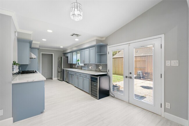 property at 3027 Kenross St