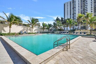 5380 N Ocean Dr in Riviera Beach, FL - Foto de edificio - Building Photo