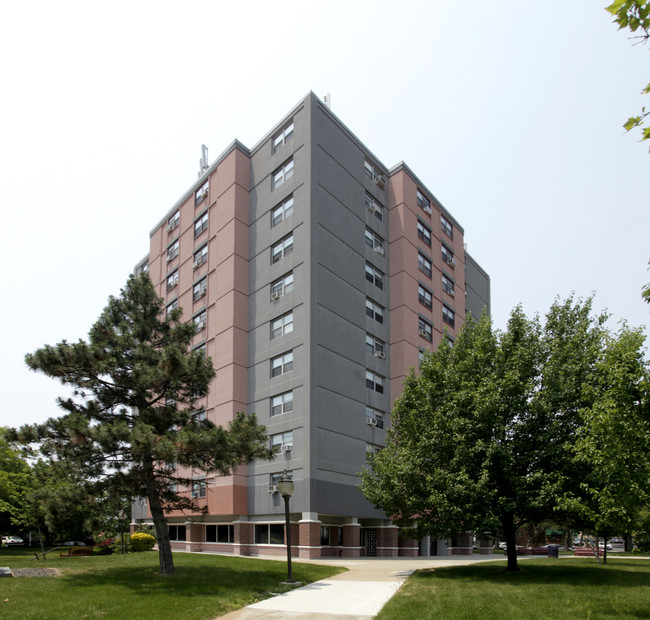 Wesley T. Hansen Apartments in Perth Amboy, NJ - Foto de edificio - Building Photo