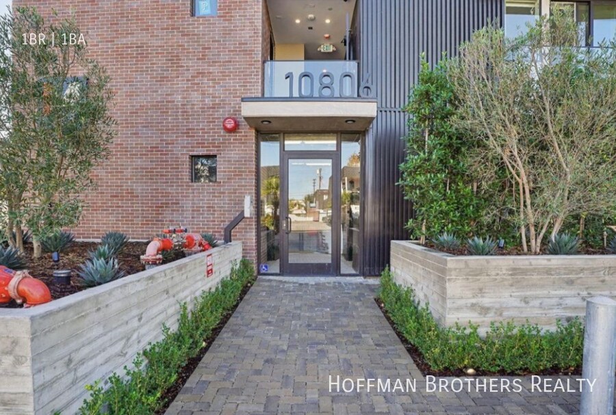 10806 Blix St in Los Angeles, CA - Building Photo