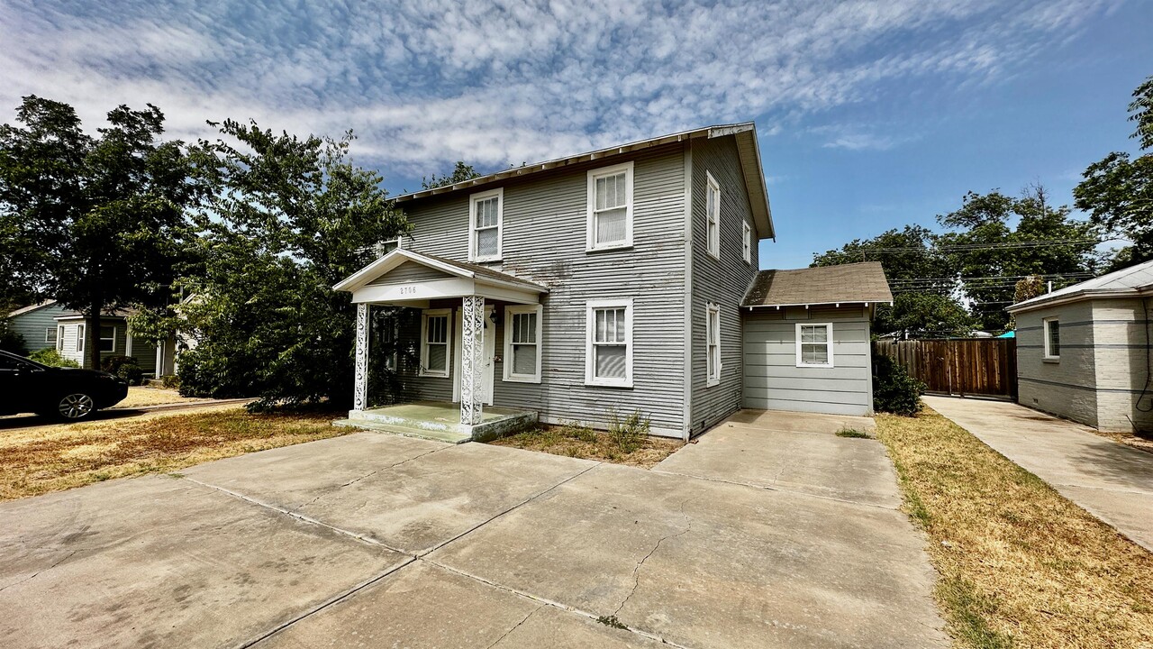 2706 24th St in Lubbock, TX - Building Photo