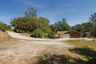 31200 Revis Rd in Coarsegold, CA - Building Photo - Building Photo