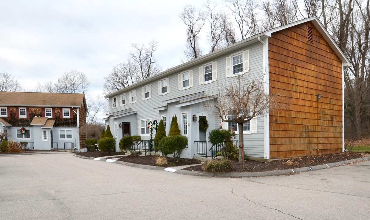 Williamsburg Townhomes in Gales Ferry, CT - Building Photo