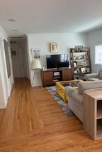 7055 Comanche Ave in Winnetka, CA - Foto de edificio - Building Photo