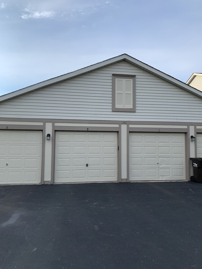 245 Crestview Dr in Wauconda, IL - Building Photo - Building Photo