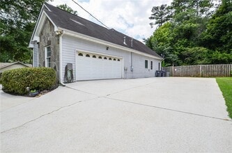 223 Windsong Ln SW in Lilburn, GA - Foto de edificio - Building Photo