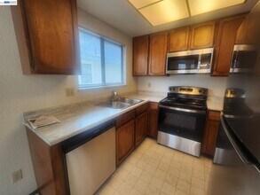 198 Peters Ave in Pleasanton, CA - Building Photo - Building Photo