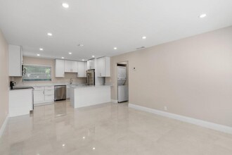 301 SE 12th Ave in Boynton Beach, FL - Building Photo - Building Photo