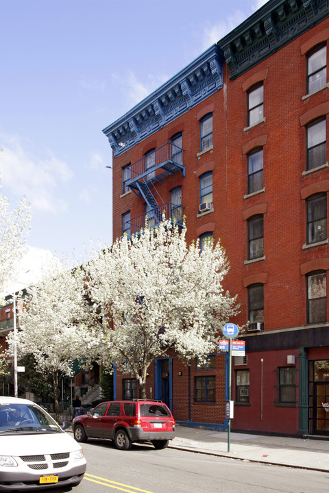 391 E Tenth St in New York, NY - Building Photo