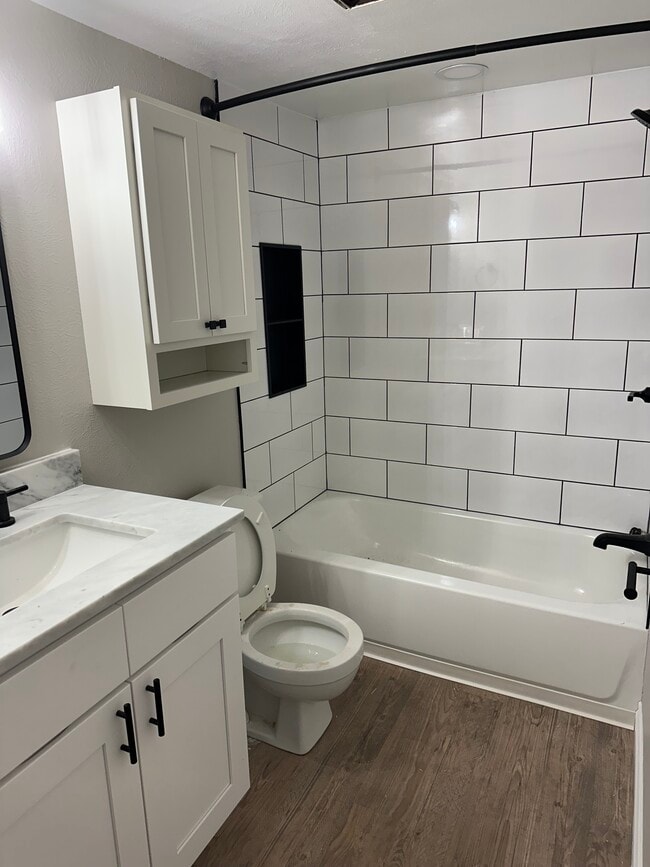 Lake View Shores Apartments in Maumee, OH - Foto de edificio - Building Photo