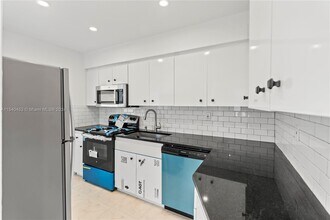 2823 Monroe St-Unit -0 in Hollywood, FL - Foto de edificio - Building Photo