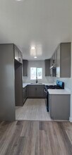 833 E 92nd St, Unit #4 in Los Angeles, CA - Foto de edificio - Building Photo