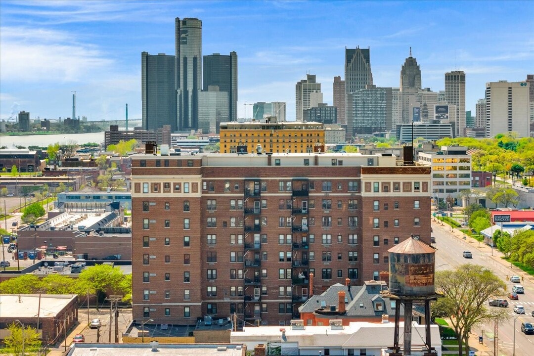 2900 E Jefferson Ave, Unit D501 in Detroit, MI - Building Photo