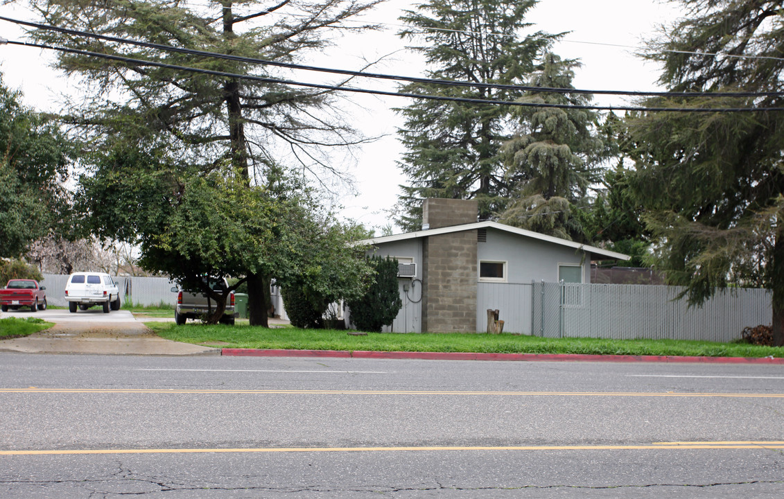 1543 Lander Ave in Turlock, CA - Building Photo