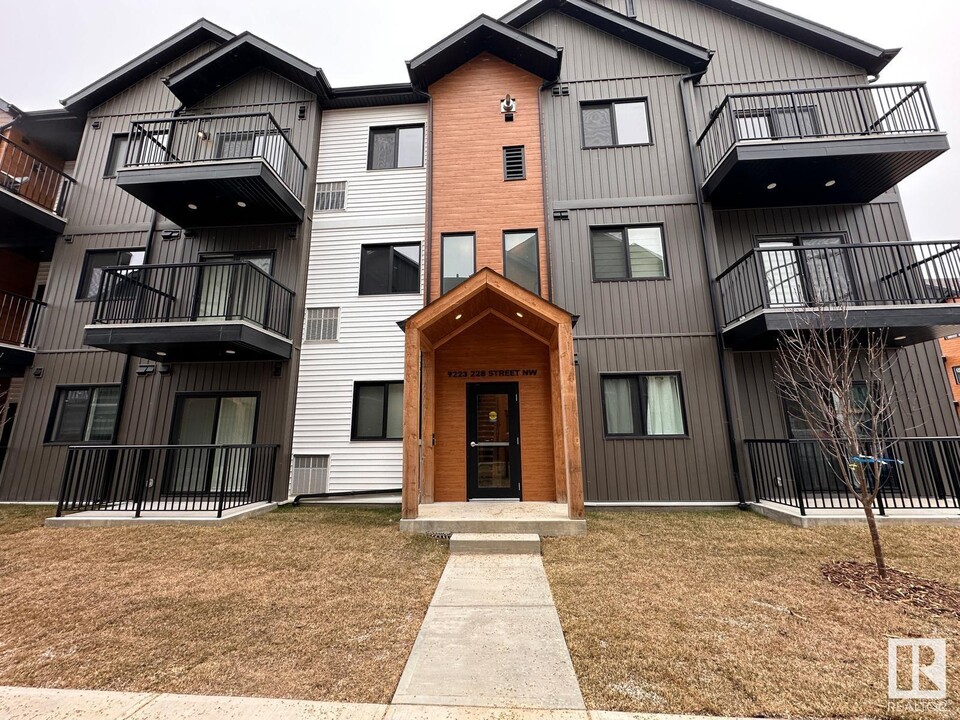 9223 228 St NW in Edmonton, AB - Building Photo