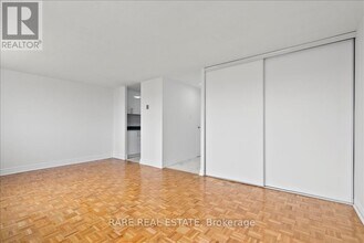 7555 Goreway Dr in Mississauga, ON - Building Photo - Building Photo