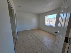 4760 NW 24th Ct, Unit B211 in Lauderdale Lakes, FL - Foto de edificio - Building Photo