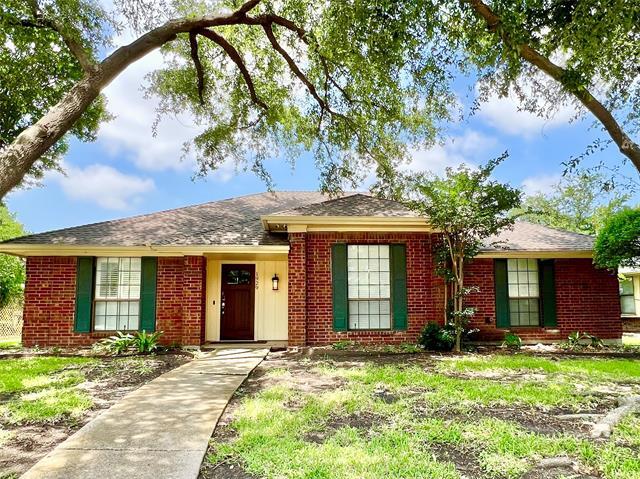 1929 Oakbluff Dr in Carrollton, TX - Building Photo