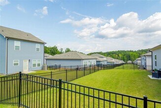 12006 Crosswicks Rd in Union City, GA - Foto de edificio - Building Photo