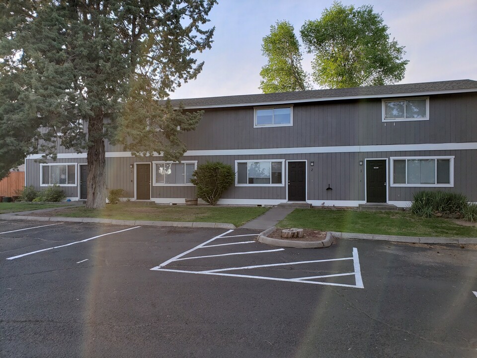 Drexel Redmond Apartments in Redmond, OR - Building Photo