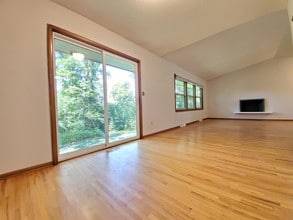 2011 Edgewood Ct SW in Rochester, MN - Building Photo - Building Photo