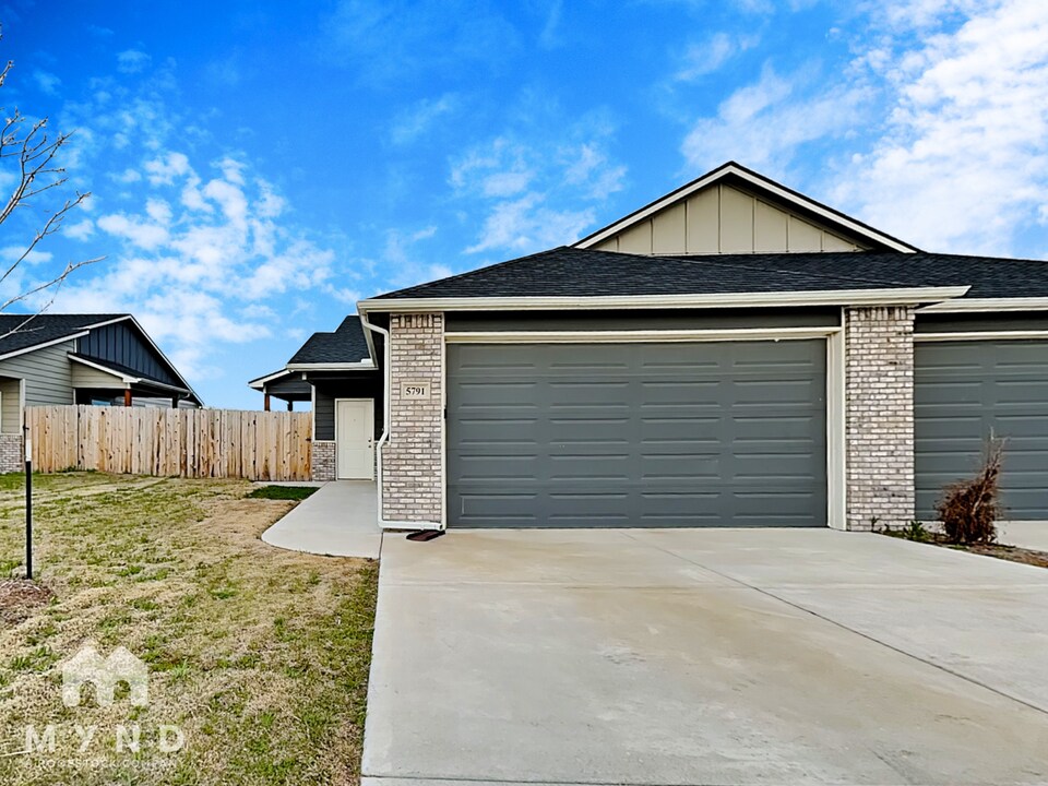 5791 E Bristol St in Bel Aire, KS - Building Photo