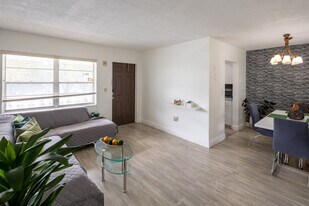 Sans Souci Tennis Apartments in North Miami, FL - Building Photo
