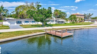 4321 Sunrise Dr S in St. Petersburg, FL - Building Photo