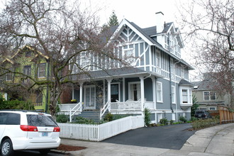 2035 NW Kearney St in Portland, OR - Building Photo - Building Photo