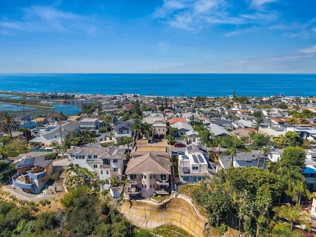 2483 Oxford Ave in Encinitas, CA - Foto de edificio - Building Photo