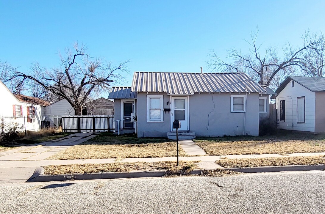 110 E 16th St in Big Spring, TX - Building Photo