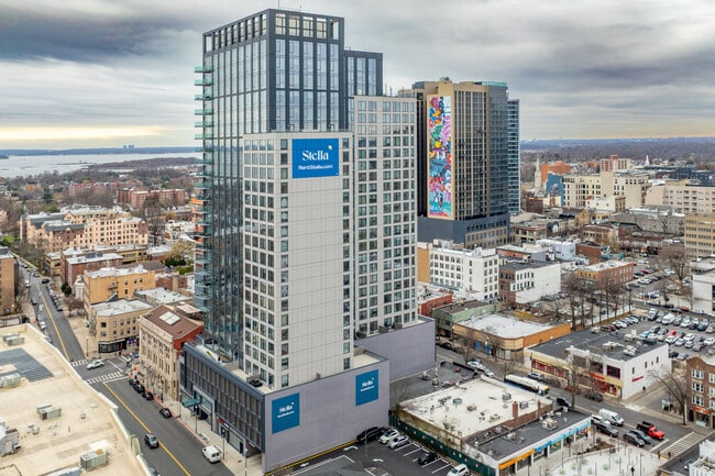 Stella in New Rochelle, NY - Foto de edificio - Building Photo