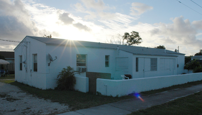 1947-1949 Cleveland St in Hollywood, FL - Building Photo - Building Photo