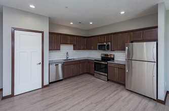 1010 NW Church St in Waukee, IA - Foto de edificio - Building Photo