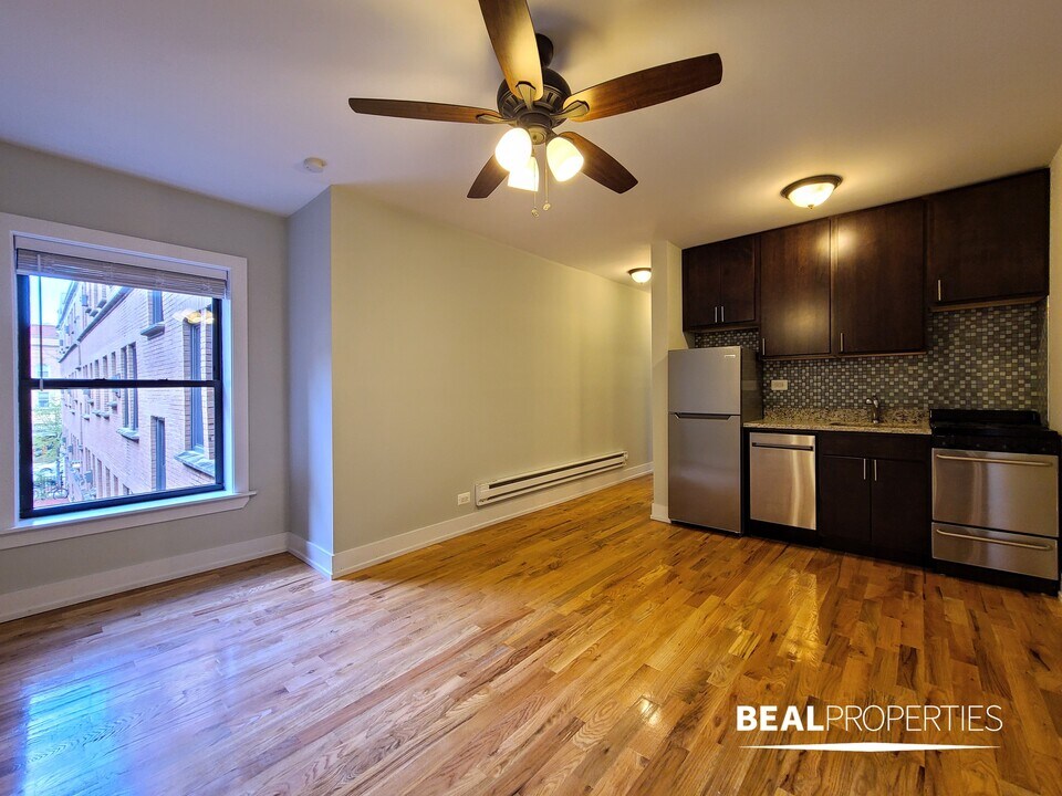 819 W Cornelia Ave in Chicago, IL - Building Photo