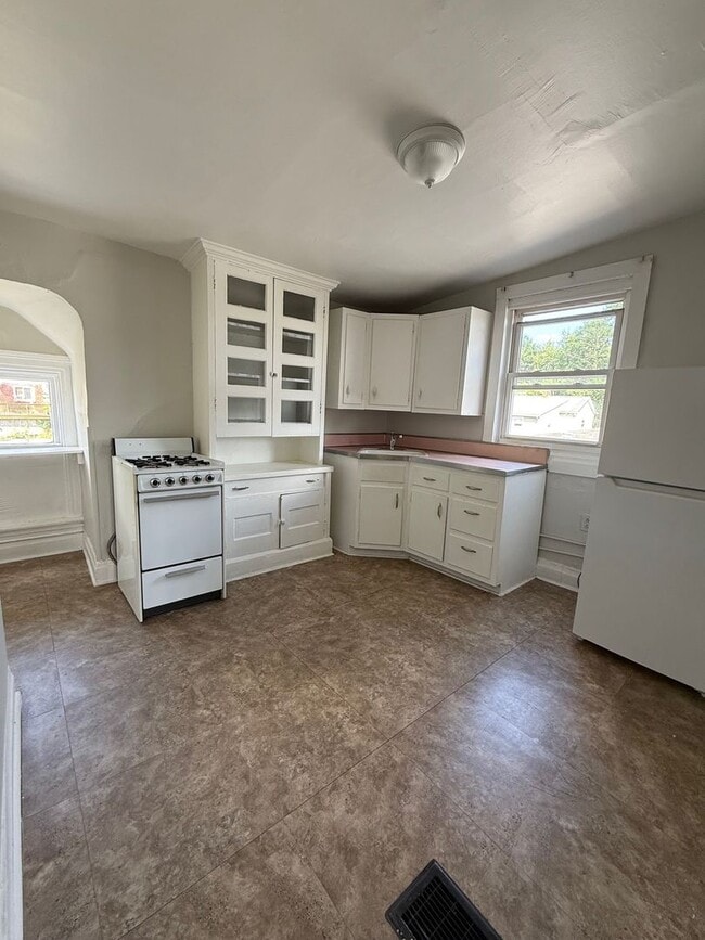 property at 2221 Hawthorne Ave