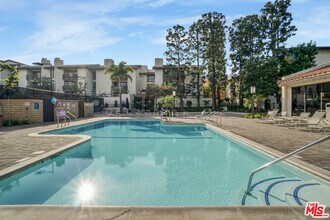 8515 Falmouth Ave in Los Angeles, CA - Foto de edificio - Building Photo