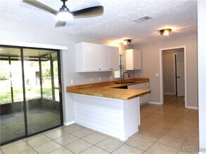 8955 N Basswood Ave in Crystal River, FL - Foto de edificio - Building Photo