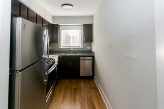 727 Elm Pl, Unit 201 in Highland Park, IL - Building Photo - Building Photo