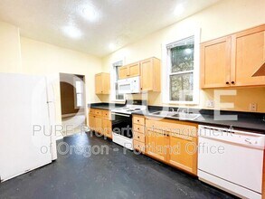 133 NE Graham St in Portland, OR - Building Photo - Building Photo