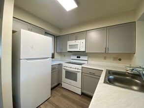 728 Westwinds Dr in Iowa City, IA - Building Photo - Building Photo