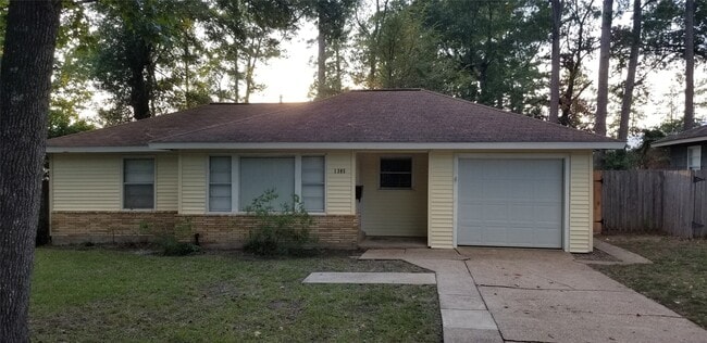 1305 Bettes St in Conroe, TX - Foto de edificio - Building Photo