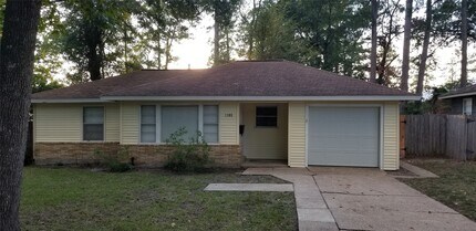 1305 Bettes St in Conroe, TX - Building Photo - Building Photo